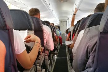 Najgorsze miejsce w samolocie według lekarzy. Lepiej unikać