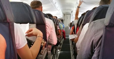 Najgorsze miejsca w samolocie według lekarzy. Lepiej unikać