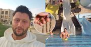 Piotr Mróz odpoczywa na rajskich wakacjach. Towarzyszy mu różaniec. "Wszędzie razem"