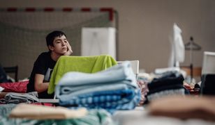 Zrobił zdjęcia kilkuset uchodźcom. "Patrzcie na swoje łóżka z miłością"