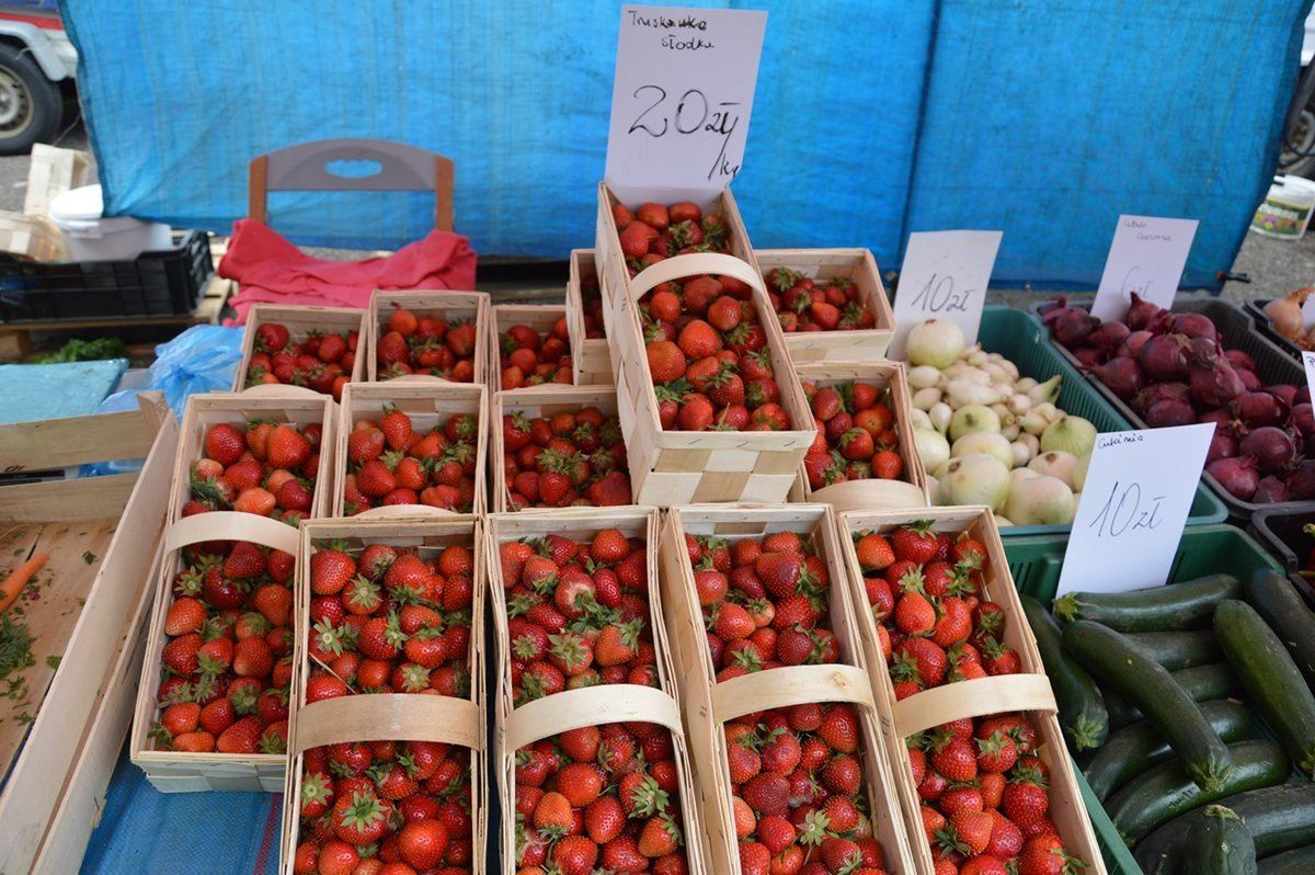 Truskawki to jedne z najpopularniejszych owoców sezonowych, które najczęściej spożywamy na surowo, ale doskonale sprawdzają się również jako dodatek do koktajli czy składnik pysznych ciast.