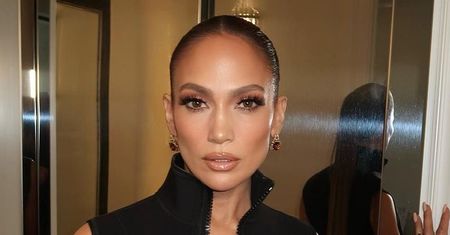 J.Lo przyłapana w czerwonej maxi. Jej ekskluzywna torebka zwraca uwagę