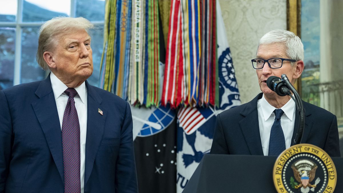 President Donald Trump looks on as Apple CEO Tim Cook announces an additional $100 billion Apple investment in the US in the Oval Office of the White House in Washington, DC, USA, 06 August 2025. The White House will also establish the Apple American Manufacturing Program, which will focus on bringing Apple?s supply chain and manufacturing to the US. EPA/BONNIE CASH / POOL Dostawca: PAP/EPA.