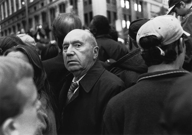 Fotografie autorstwa Steina nawiązują swoją charakterystyką do klasycznych zdjęć ulicznych z lat 50. i 60. Głębokie czernie i bezpośrednie spojrzenia bohaterów przenikają odbiorcę, podobnie jak w fotografiach Eliota Erwitta.