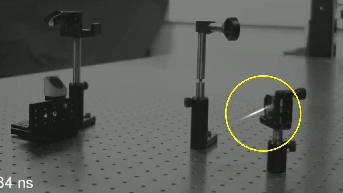 Naukowcy ujęli na filmie pojedynczą wiązkę światła odbijającą się od luster 1