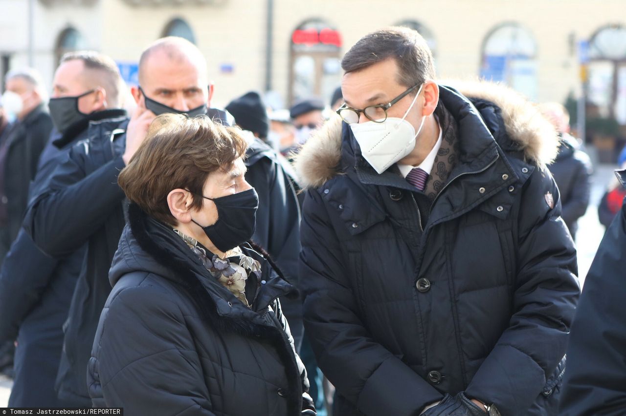 Zofia Romaszewska i Mateusz Morawiecki przed kościołem na pogrzebie Jana Lityńskiego