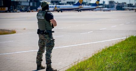 Incydent w chmurach. Po lądowaniu w Gdańsku 41-latka otoczyły służby