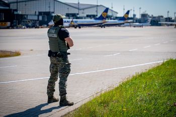 Incydent w chmurach. Po lądowaniu w Gdańsku 41-latka otoczyły służby