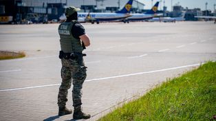 Incydent w chmurach. Po lądowaniu w Gdańsku 41-latka otoczyły służby