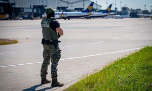 Incydent w chmurach. Po lądowaniu w Gdańsku 41-latka otoczyły służby