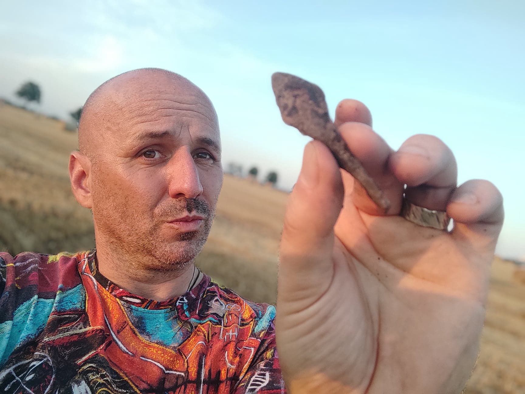 Robert Wyrostkiewicz, dyrektor Muzeum Wojny i Pokoju w Popowie, archeolog, poszukiwacz ze Stowarzyszenia Poszukiwawczo-Archeologicznego „Gal” i średniowieczny grot
