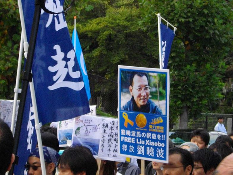 Demnstranci z wizerunkiem Liu Xiaobo