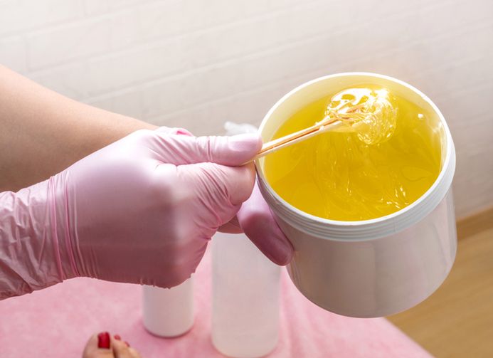 Depilacja pastą cukrową w domu. Jak ją poprawnie wykonać?