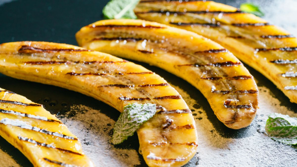 Przekąska na grilla, która niewątpliwie spodoba się gościom to grillowane banany.