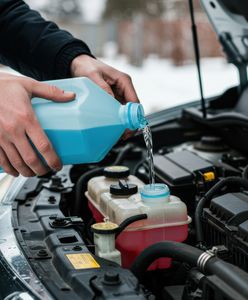 Zbadali zimowe płyny do spryskiwaczy. To wlewają do środka