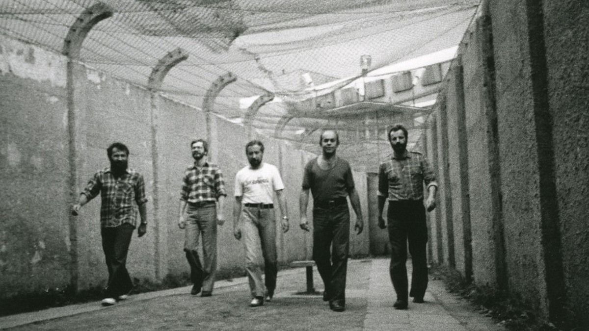 Internowani podczas stanu wojennego działacze opozycji na dziedzińcu więzienia w Białołęce. Od lewej: Henryk Wujec, Lech Dymarski, Janusz Onyszkiewicz, Jacek Kuroń, Jan Rulewski. 1981 rok.