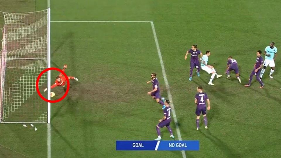 Bartłomiej Drągowski broni strzał Romelu Lukaku w meczu Serie A Fiorentina - Inter Mediolan
