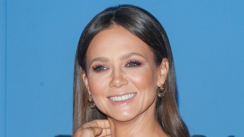 Kinga Rusin w cekinowej sukience na plaży