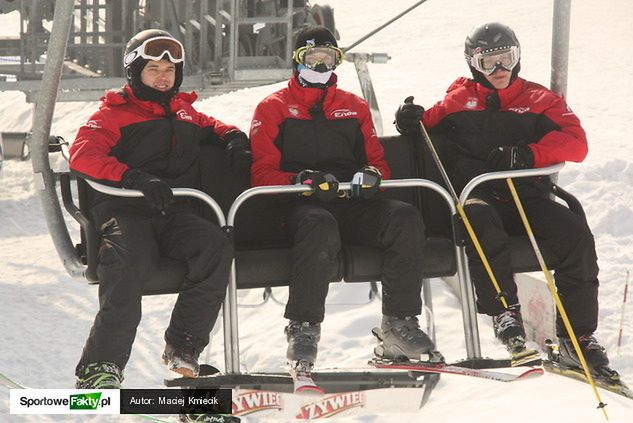 Szymon Woźniak (z prawej) jest miłośnikiem jazdy na nartach i na snowboardzie.