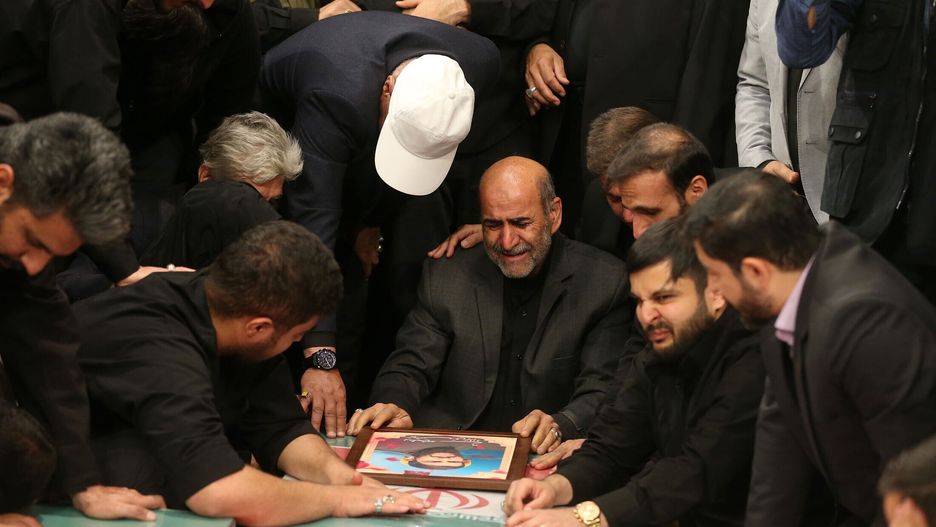 A handout photo made available by the Iranian supreme leader office shows family and relatives of members of Iranian revolutionary guards corps (IRGC), who were killed in Syria, mourning over their coffins ahead of their funeral in Tehran, Iran, 04 April 2024. According to Iranian state media quoting the Islamic Revolutionary Guard Corps, at least seven IRGC military advisors, including two generals, were killed in an airstrike on the Iranian consulate building in Syria's capital Damascus on 01 April. Iran has blamed Israel for the attack and vowed to respond. Iranians will hold a funeral ceremony for them on 05 April 2024. EPA/IRANIAN SUPREME LEADER OFFICE / HANDOUT HANDOUT EDITORIAL USE ONLY/NO SALES HANDOUT EDITORIAL USE ONLY/NO SALES Dostawca: PAP/EPA.