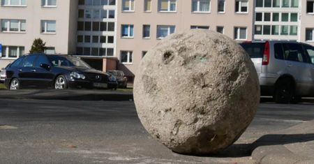 Tajemnicza kula w polskim mieście. Przemieszcza się nocą