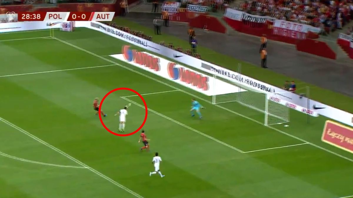 Robert Lewandowski w doskonałej sytuacji w meczu Polska - Austria (eliminacje Euro 2020)
