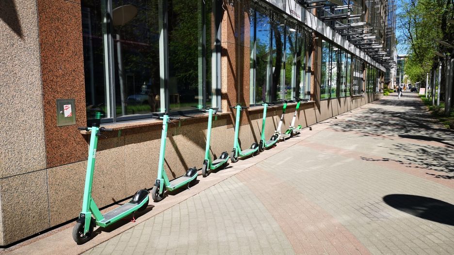 Warszawa. Hulajnogi elektryczne tracą przywileje. Na Stare Miasto nie wjedziesz