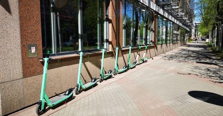Warszawa. Hulajnogi elektryczne tracą przywileje. Na Stare Miasto nie wjedziesz