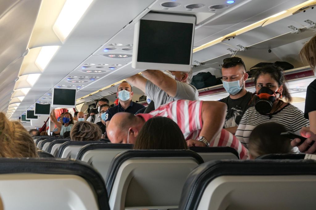 Pasażerowie muszą zasłaniać usta i nos w samolocie