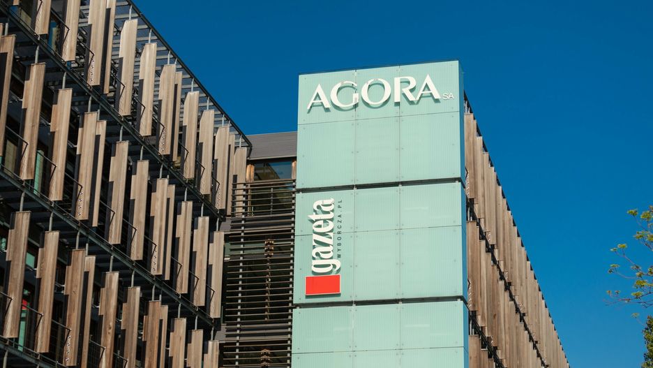 Logo ArZifot: Arkadiusz Ziolek/ East News.    n/z Logo gazety.pl na budynku.ARKADIUSZ ZIOLEK