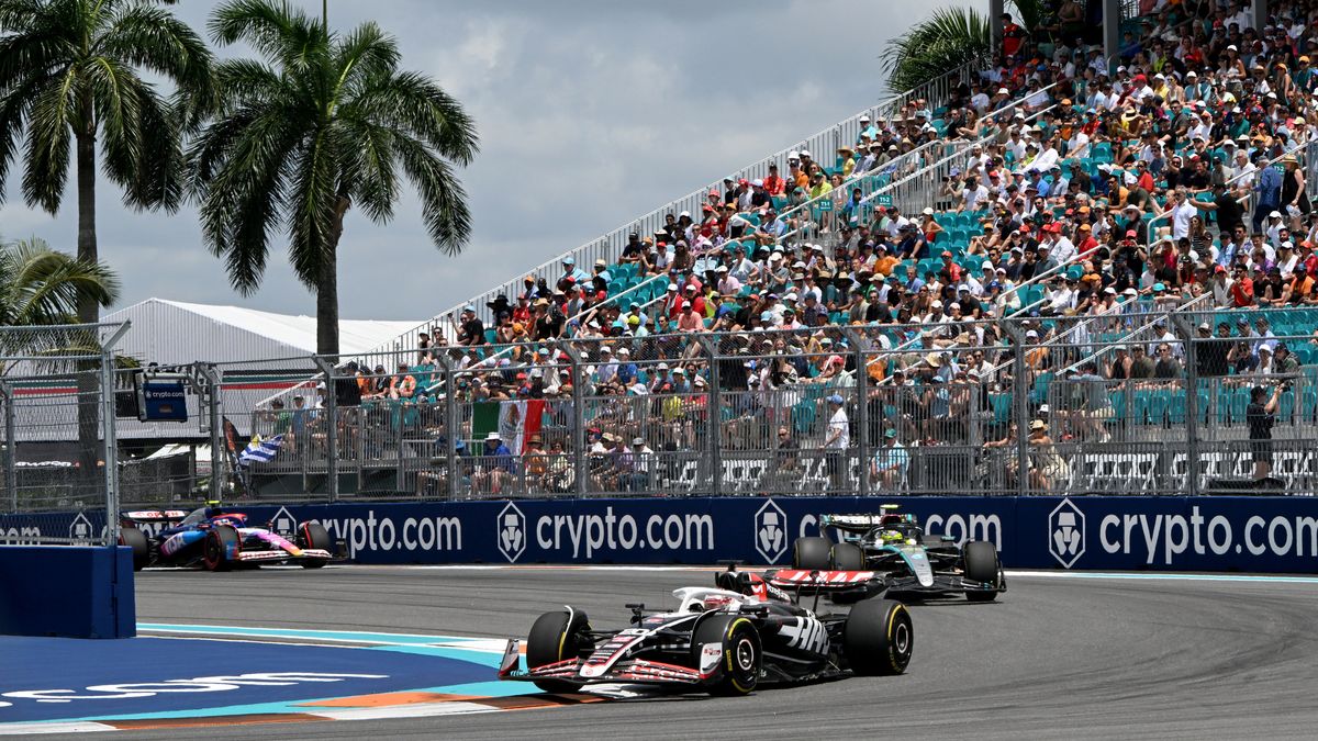 Zdjęcie okładkowe artykułu: Materiały prasowe / Haas / Na zdjęciu: Kevin Magnussen przed Lewisem Hamiltonem