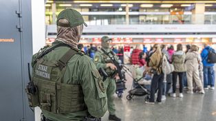 Taki napis na czole miała 29-latka. Pilna interwencja na Okęciu