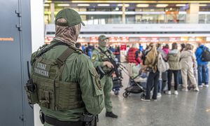 Taki napis na czole miała 29-latka. Pilna interwencja na Okęciu