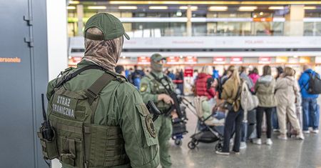 Taki napis na czole miała 29-latka. Pilna interwencja na Okęciu