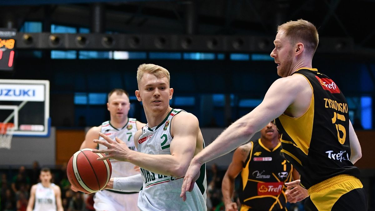 PAP / Maciej Kulczyński / Na zdjęciu: Łukasz Kolenda (przy piłce)