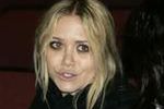 Mary-Kate Olsen ochoczo całuje starszych