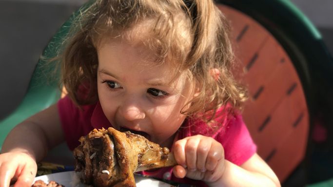 Dała mięso swojej siostrzenicy wbrew woli rodziców. "Nie zamierzam jej zmuszać do weganizmu"