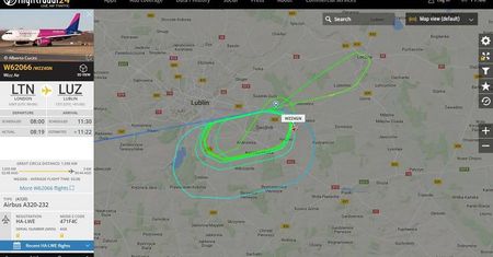 Samolot Wizz Air krąży nad Świdnikiem. Gęsta mgła uniemożliwia lądowanie