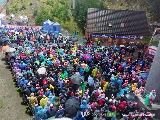 Kibice pod skocznią w Wiśle