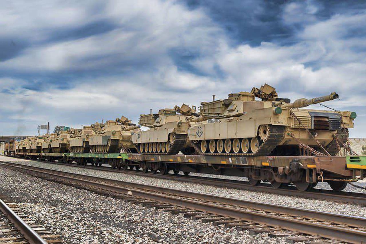 Czołgi Abrams podczas transportu - zdjęcie ilustrujące