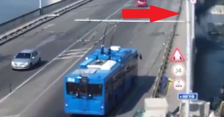Na moście poczuli wstrząs. Przerażające nagranie z Mikołajowa