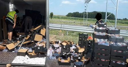 Na drodze S17 wywrócił się samochód ciężarowy przewożący owoce