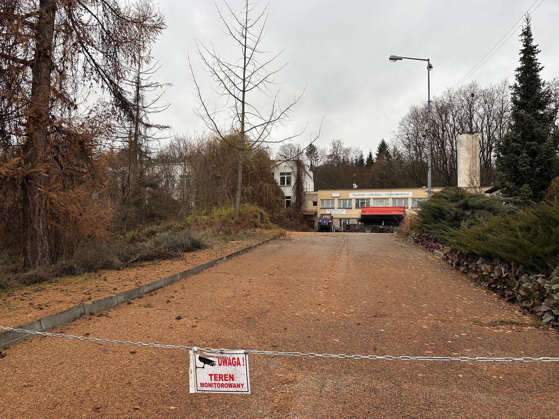 Wiosną 2015 roku Wyższa Szkoła Humanistyczno-Przyrodnicza w Sandomierzu wystawiła swój majątek na sprzedaż.