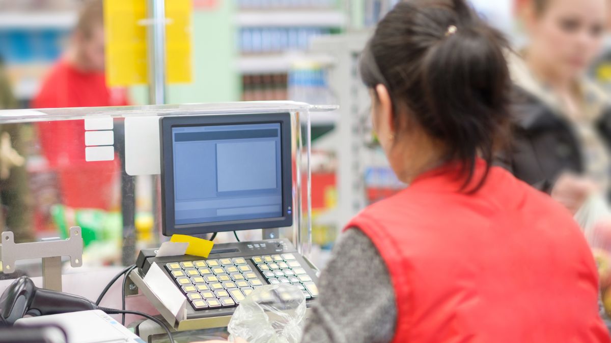 Ile zarabiają kasjerzy w sklepach znanych sieci?