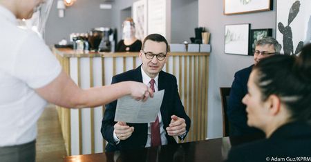 Premier z wojewodą nad pierogami nie złamali przepisów - twierdzi prawnik. Bo nie było czego łamać