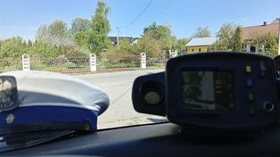 23-latka pędziła audi przez teren zabudowany. Policjanci zatrzymali jej prawo jazdy