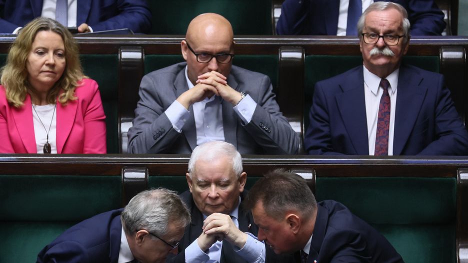 Jaros�aw Kaczy�ski Mariusz B�aszczak Joanna Lichocka Piotr Gli�ski Leonard Krasulski Zbigniew Hoffmann
Leszek Szyma�ski
10, 10., 16. posiedzenie, kadencja, kadencji, obrad, obrady, plenarna, polityk polityka, pose�, posiedzenie, posiedze�, sala, sejm, X