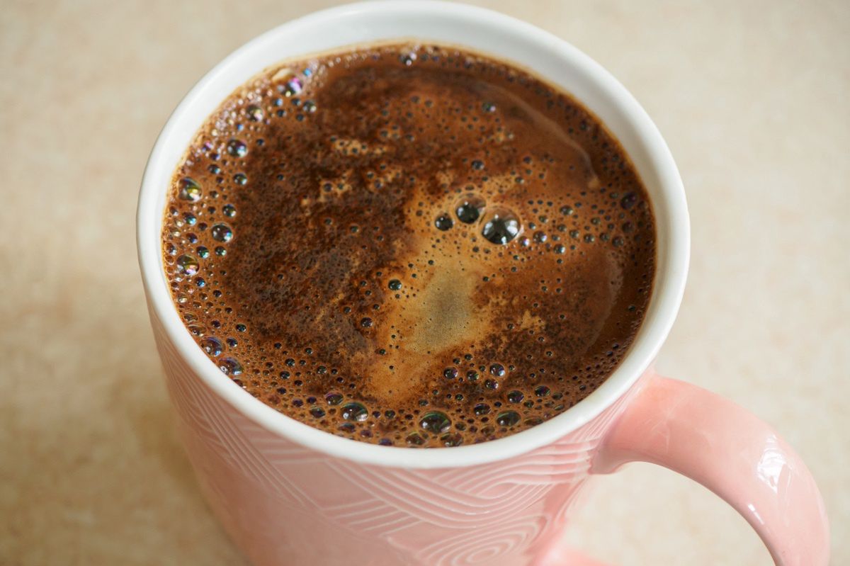 Czy picie kawy na pusty żołądek jest zdrowe? Gastrolog nie ma wątpliwości