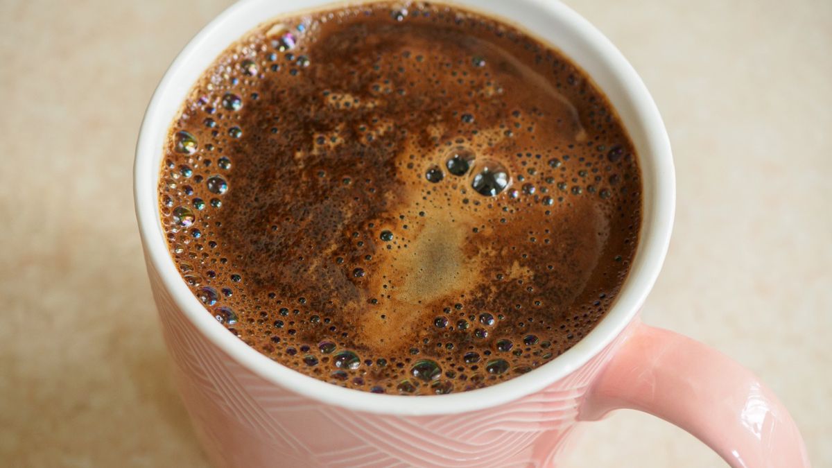 Kawa w różowym kubku