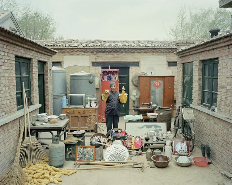 Przez 10 lat fotografował chińskie rodziny z ich całym dobytkiem 19